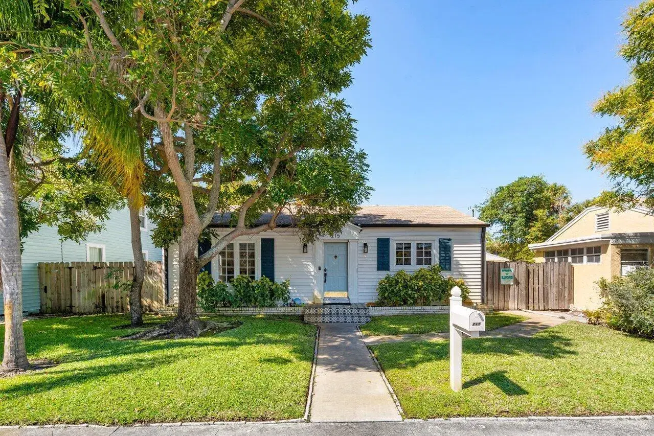 Picture of 215 S Palmway, Lake Worth Beach, FL 33460