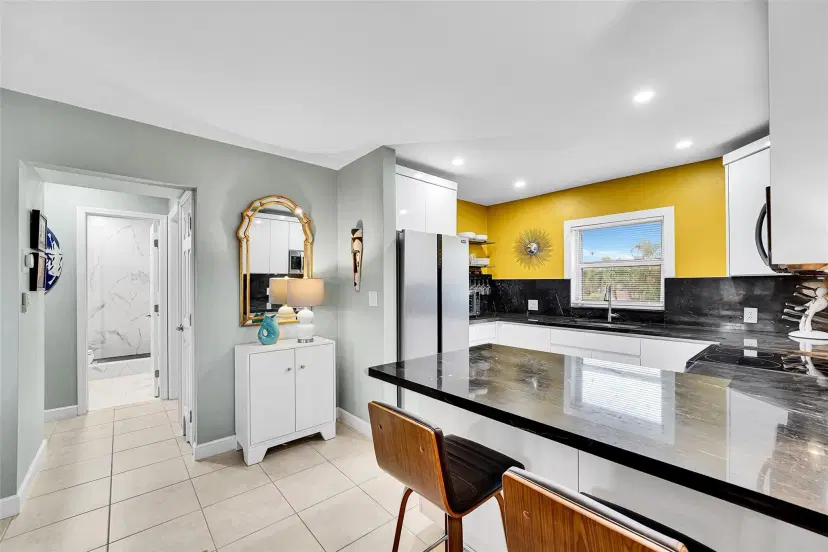 Picture of 1581 NE 34Th Ct 215, Oakland Park FL 33334