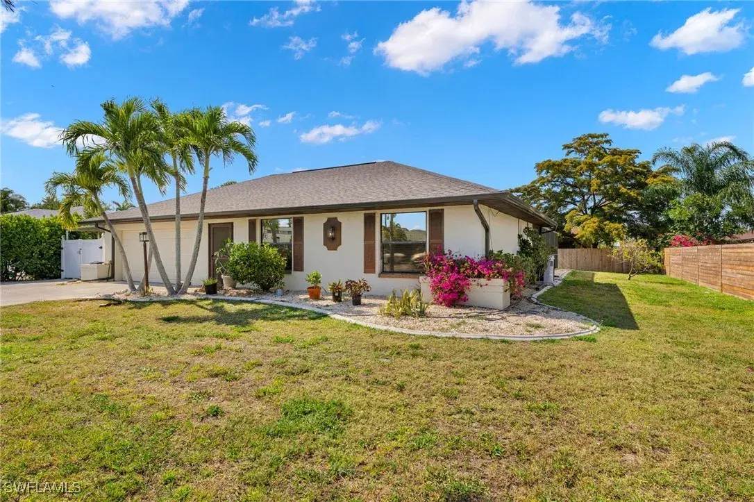 Picture of 2225 Crystal Dr, Fort Myers, FL 33907