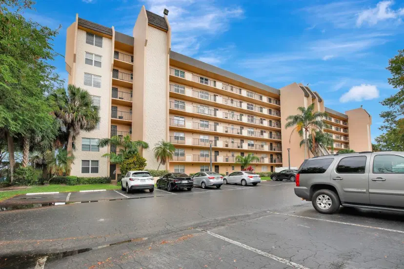 Picture of 3300 W Rolling Hills Circle 705, Davie FL 33328