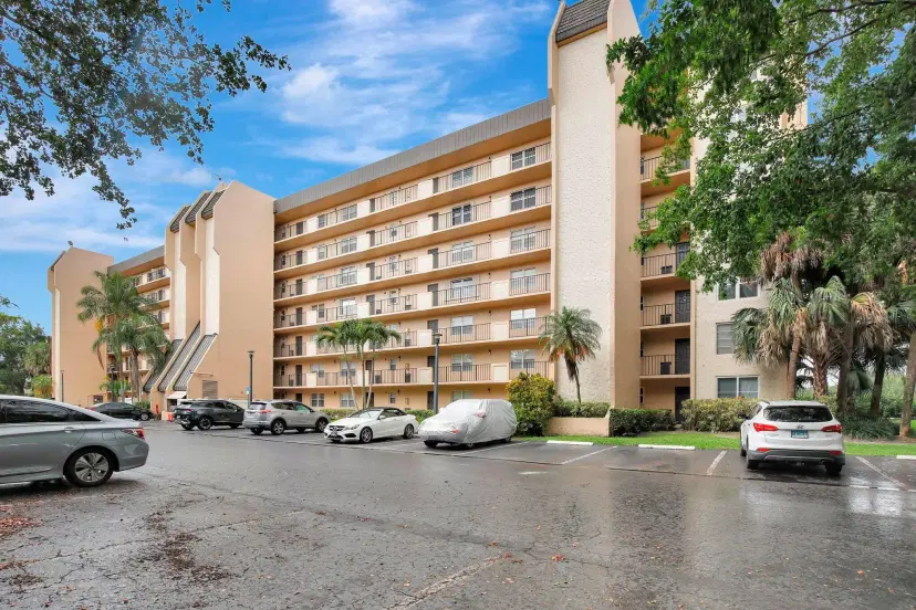 Picture of 3300 W Rolling Hills Circle 705, Davie FL 33328