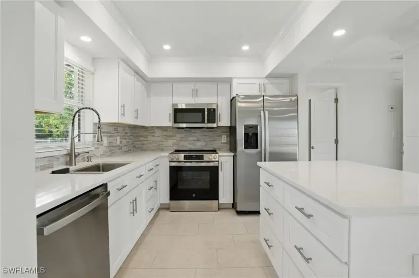 Picture of 2203 SE Santa Barbara Pl, Cape Coral FL 33990