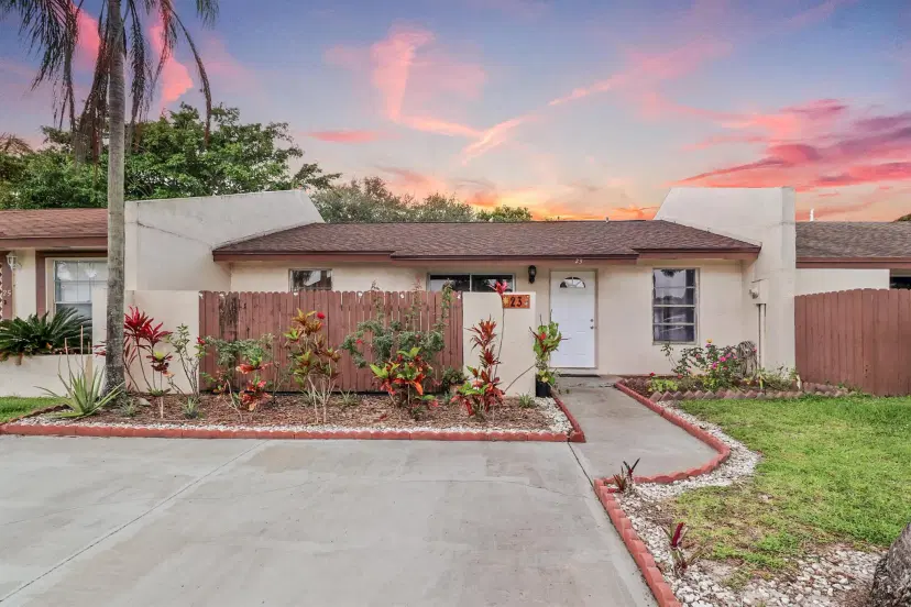 Picture of 23 Chelsea Lane, Boynton Beach FL 33426