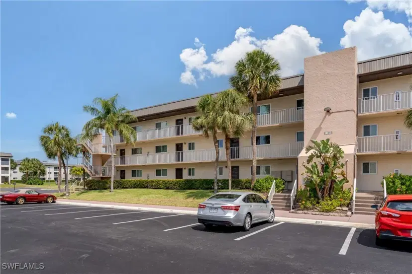 Picture of 1014 Manatee Rd F102, Naples FL 34114