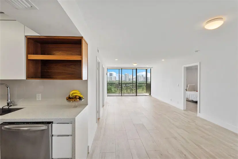 Picture of 20301 W Country Club Dr 1428, Aventura FL 33180