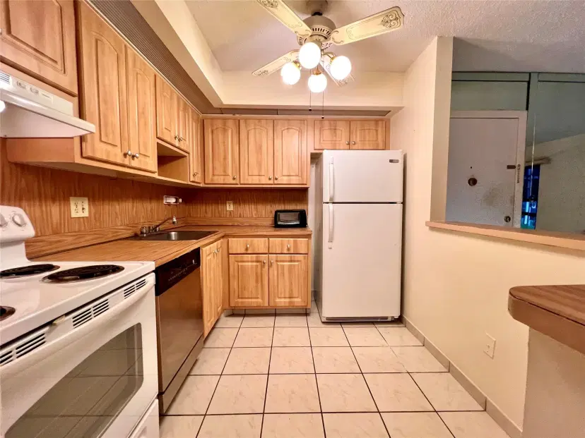 Picture of 9988 N Belfort Cir 111, Tamarac FL 33321