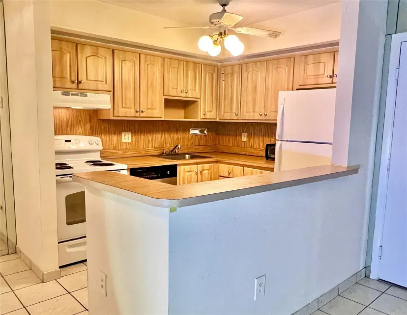 Picture of 9988 N Belfort Cir 111, Tamarac FL 33321