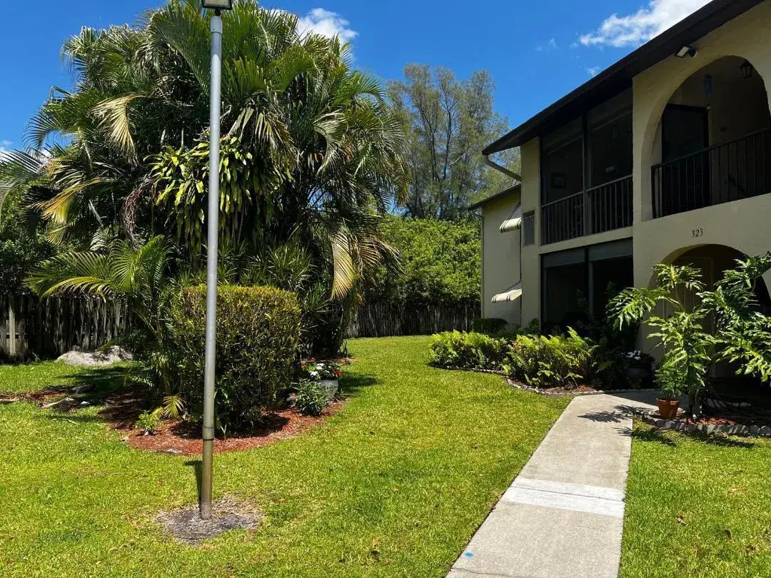 Picture of 323 Pine Ridge Circle A-1, Greenacres, FL 33463