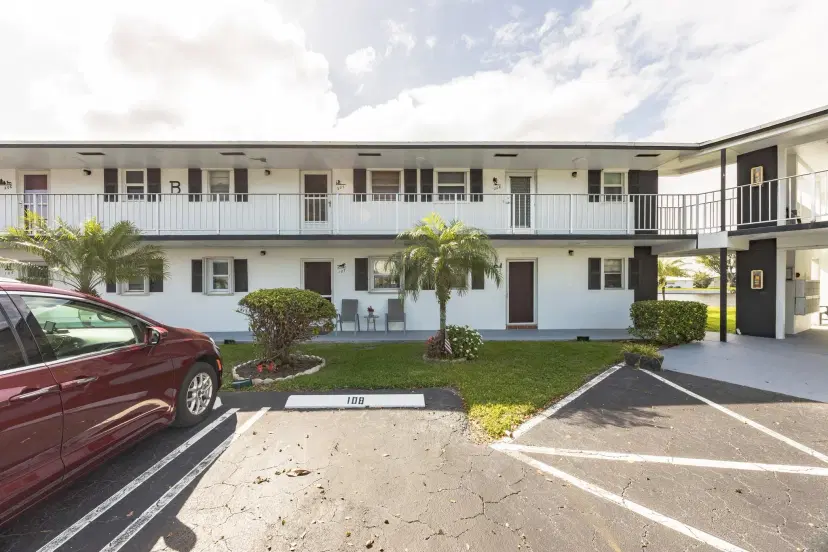 Picture of 1112 Lake Ter 207, Boynton Beach FL 33426