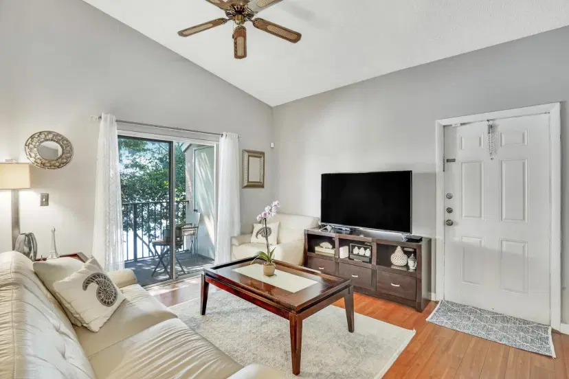 Picture of 1971 NW 96Th Terrace 9L, Pembroke Pines FL 33024
