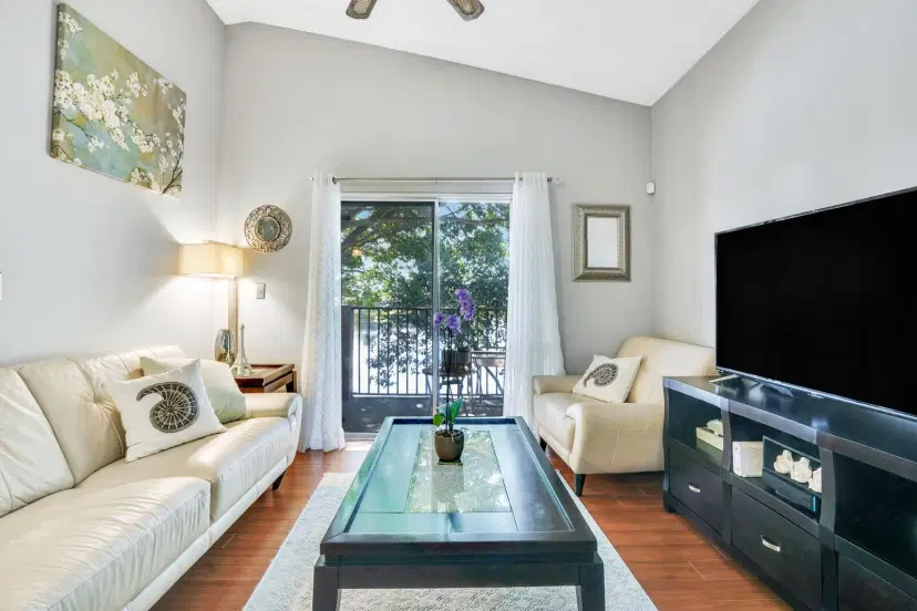 Picture of 1971 NW 96Th Terrace 9L, Pembroke Pines FL 33024