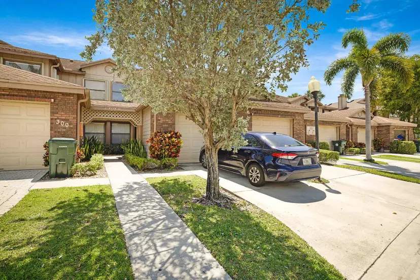 Picture of 300 Crosswinds Drive D1, Greenacres FL 33413