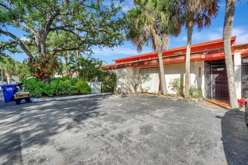Picture of 7013 Greentree Ln, Miami Lakes FL 33014
