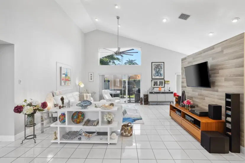 Picture of 6007 Golf Villas Drive, Boynton Beach FL 33437