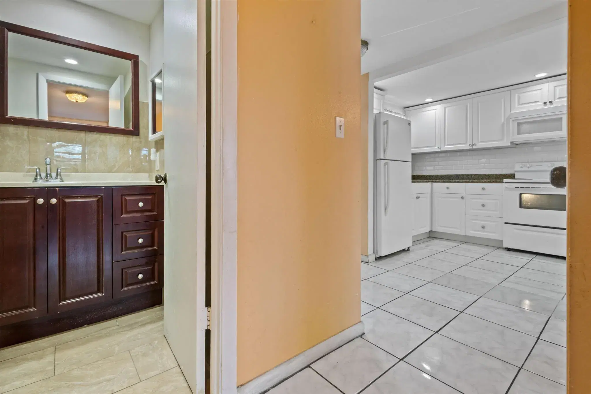 Picture of 8135 Sunrise Lakes Boulevard 208, Sunrise, FL 33322