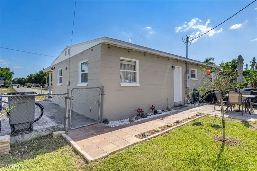 Picture of 894 Poinsettia Dr, North Fort Myers FL 33903