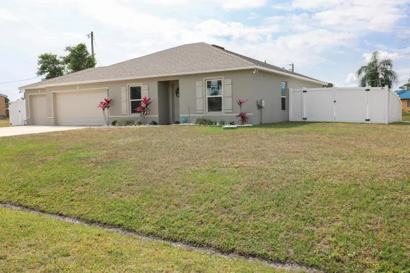 Picture of 402 SE Doat Street, Port St Lucie FL 34983