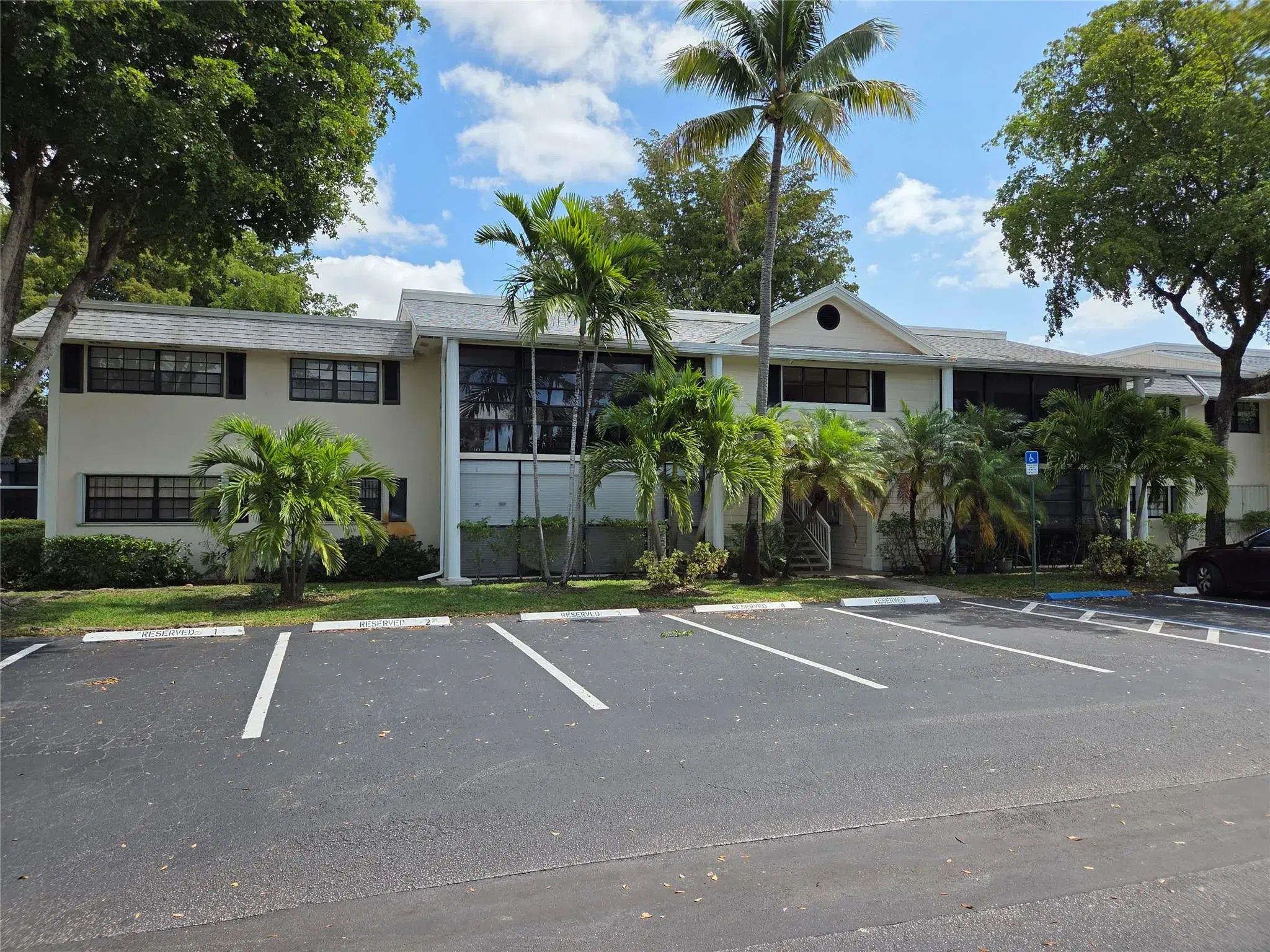 Picture of 907 NE 199Th St 202, Miami, FL 33179