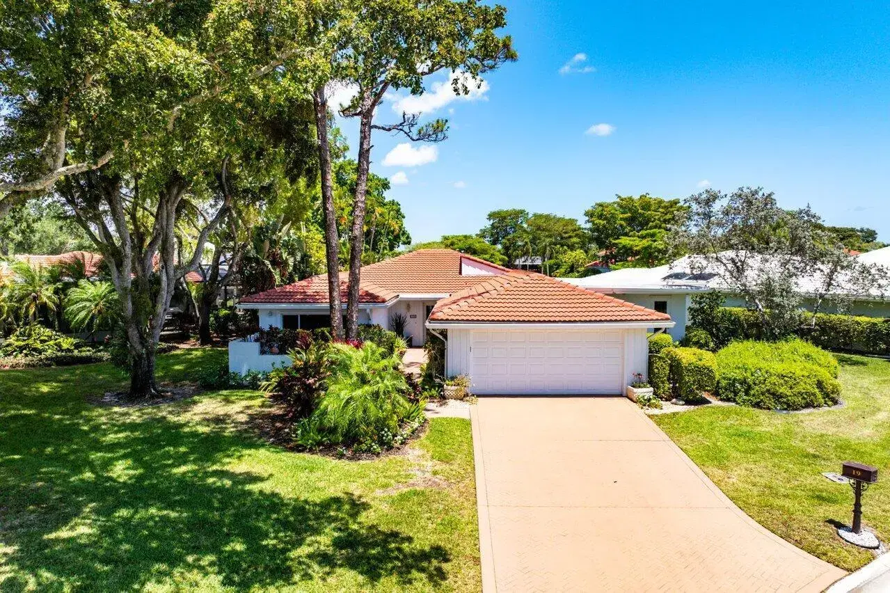 Picture of 19 Estate Drive, Boynton Beach, FL 33436