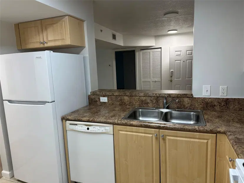 Picture of 529 E Sheridan St 108, Dania Beach, FL 33004