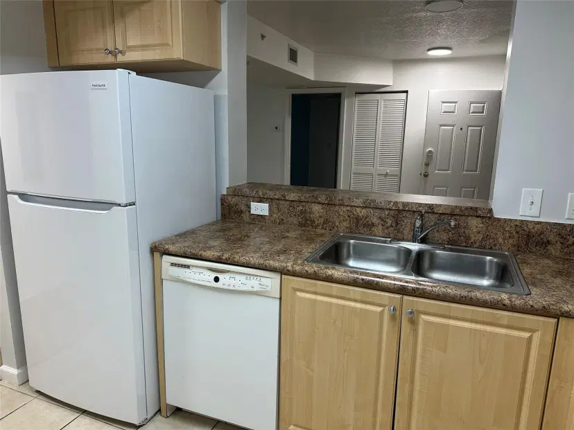 Picture of 529 E Sheridan St 108, Dania Beach, FL 33004