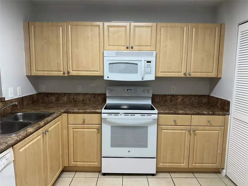 Picture of 529 E Sheridan St 108, Dania Beach, FL 33004