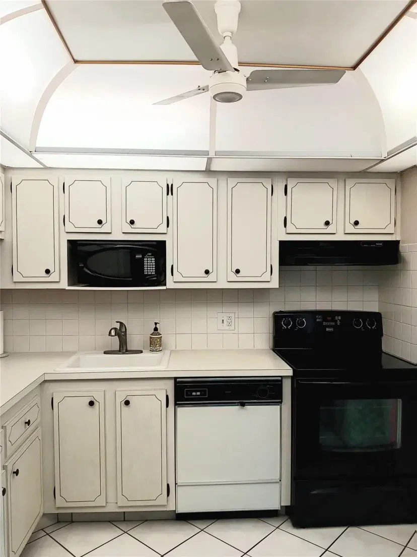 Picture of 1055 E Country Club Dr 301, Margate FL 33063