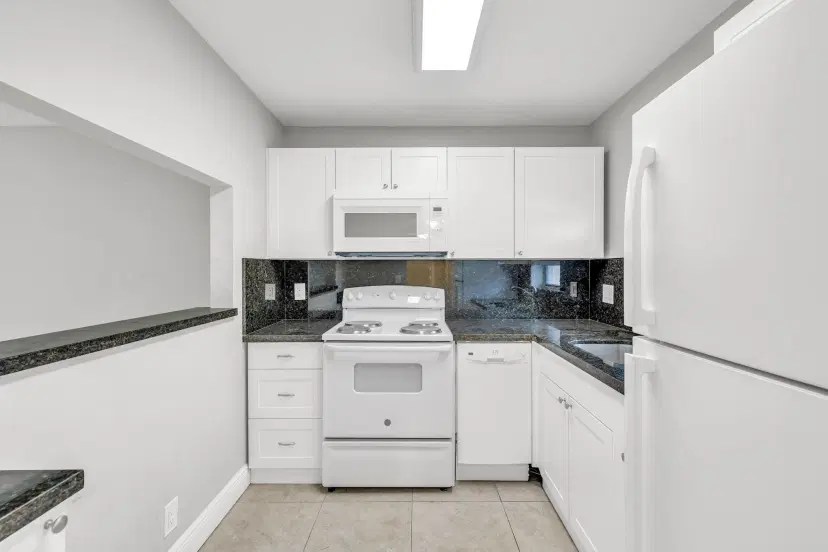 Picture of 3050 Sunrise Lakes Dr 307, Fort Lauderdale FL 33322