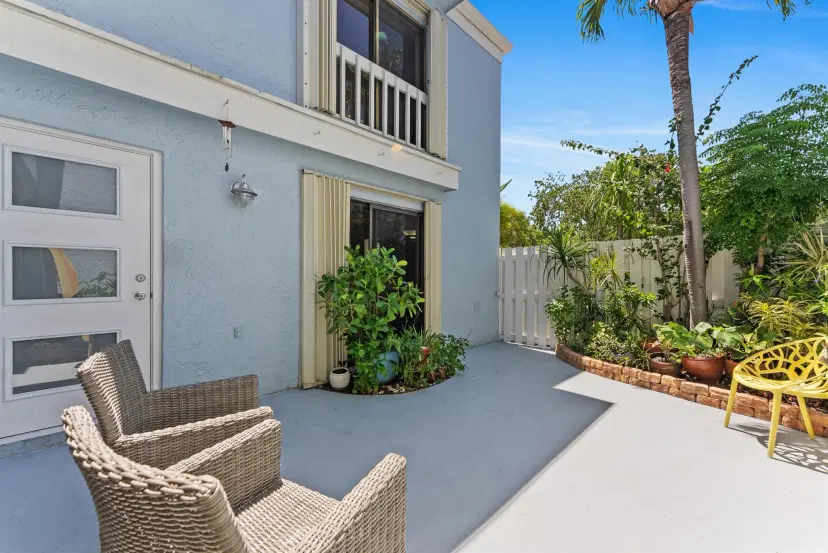 Picture of 1010 NE 8Th Avenue 8B, Delray Beach FL 33483