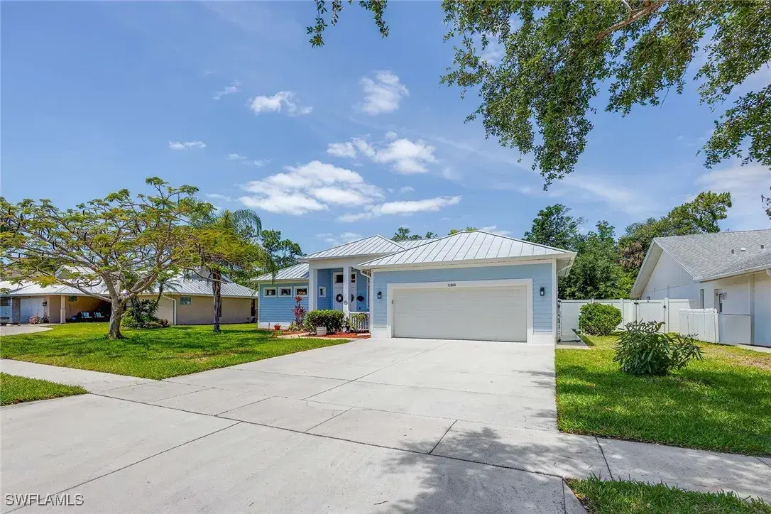 Picture of 2365 Pine Woods Cir 6, Naples, FL 34105