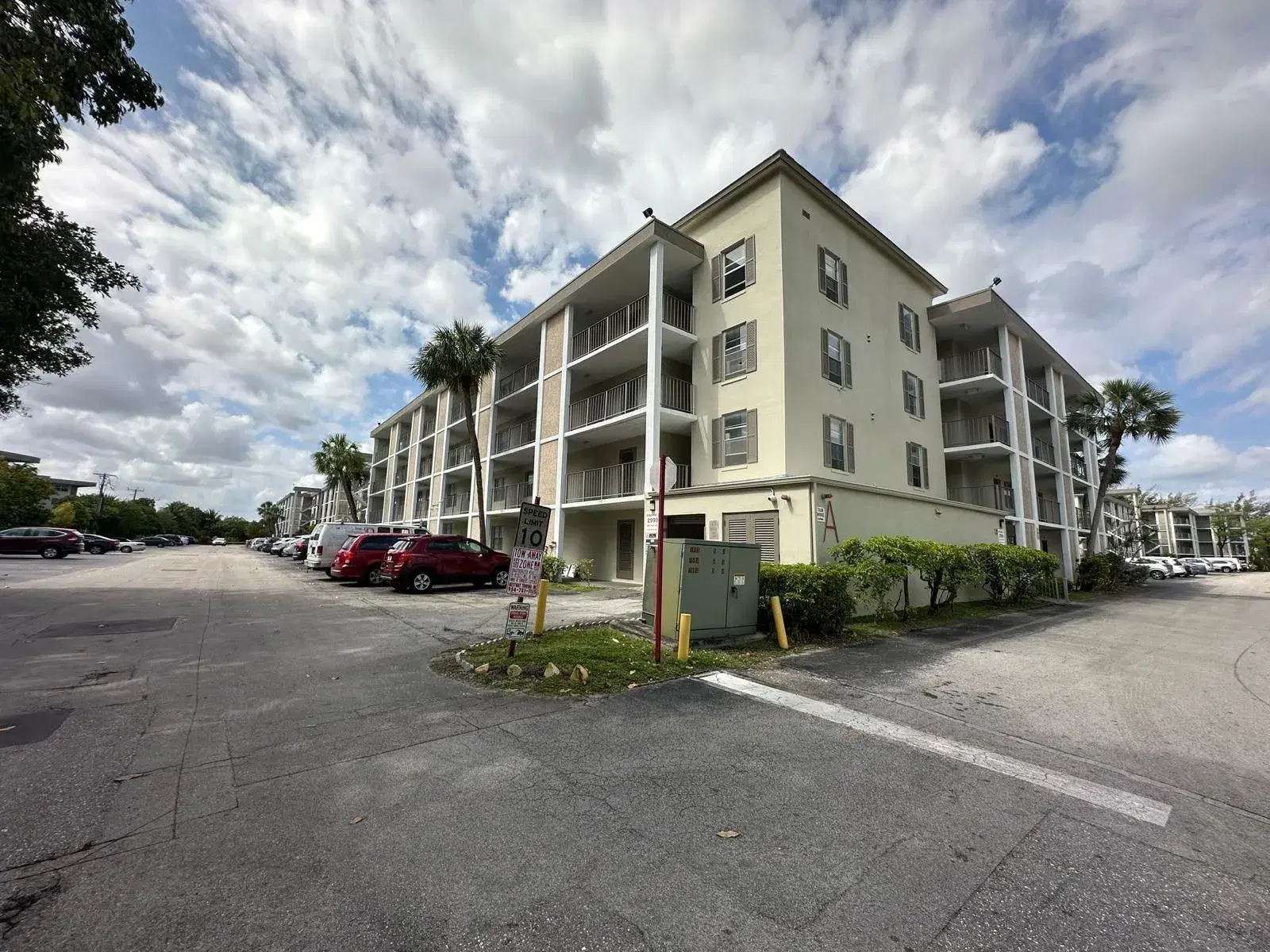 Picture of 2999 NW 48Th Ave 351, Lauderdale Lakes, FL 33313