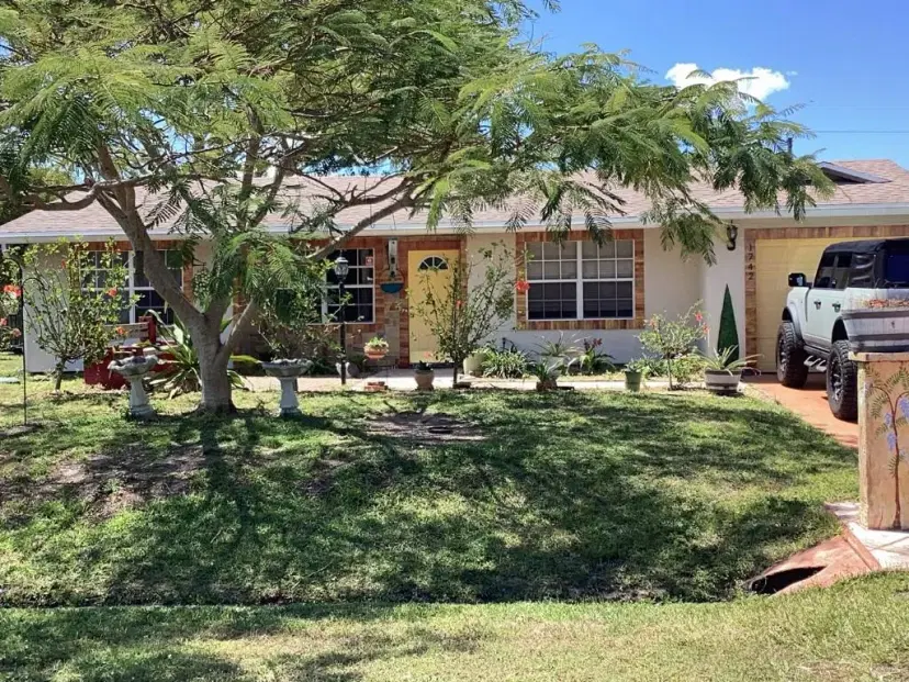 Picture of 1742 SW Hampshire Ln, Port St Lucie FL 34953
