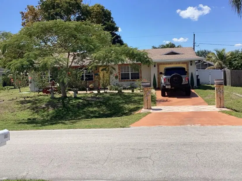 Picture of 1742 SW Hampshire Ln, Port St Lucie FL 34953