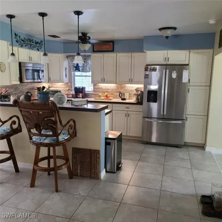 Picture of 215 Oaklawn Ct, Lehigh Acres, FL 33936