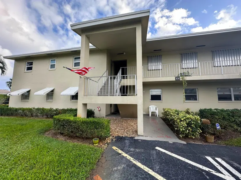 Picture of 306 S Circle Drive 104, Boynton Beach FL 33435