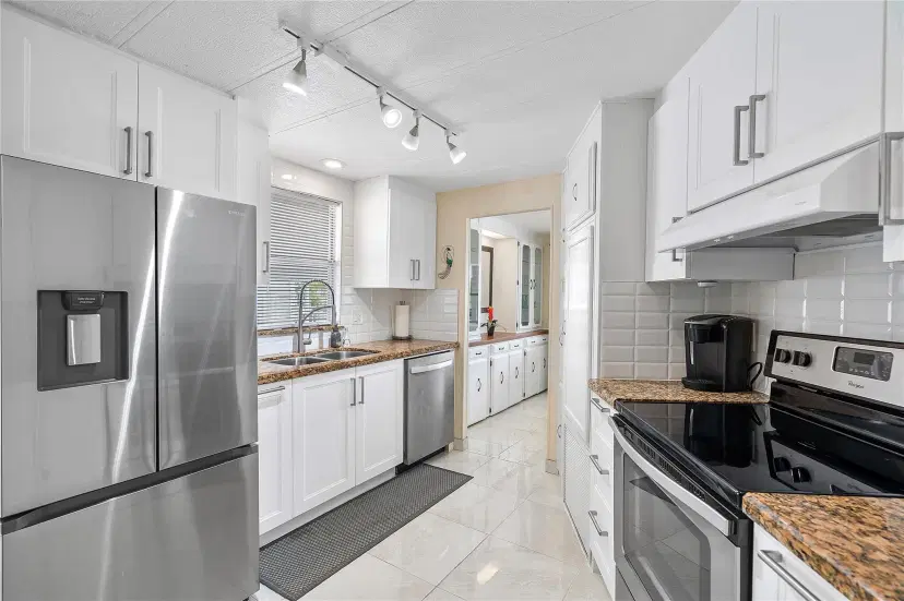 Picture of 5531 Lagoon Dr, Fort Lauderdale FL 33312