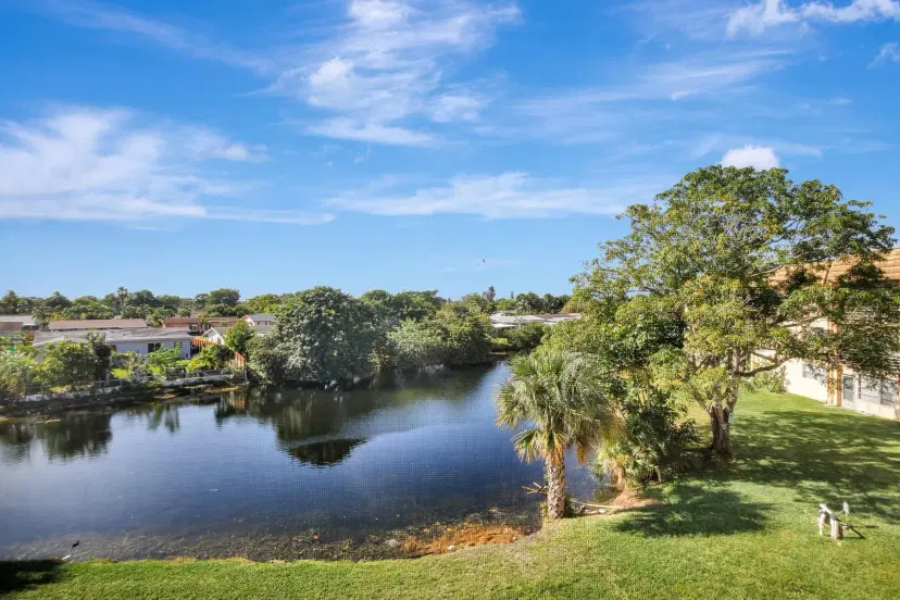 Picture of 8225 Sunrise Lakes Blvd 303, Sunrise FL 33322