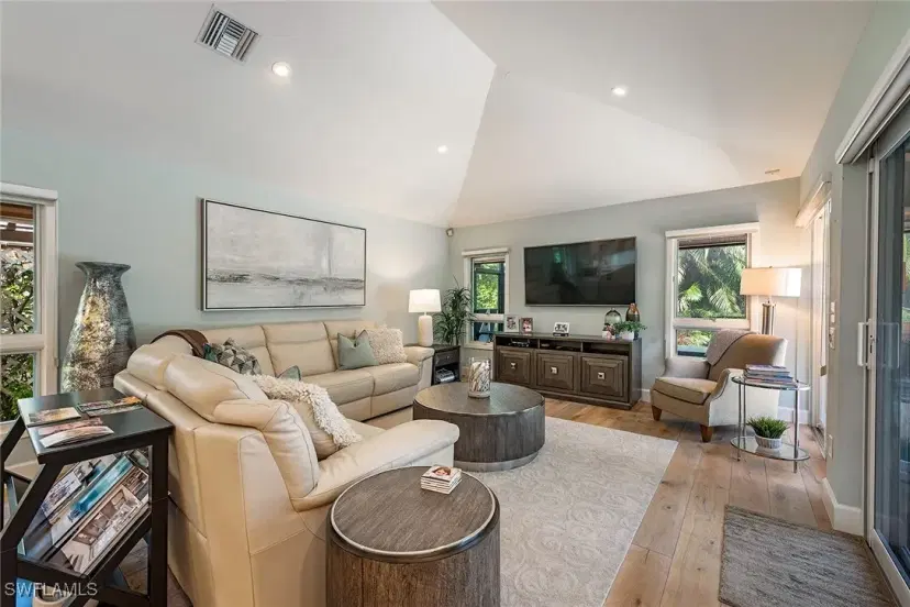 Picture of 805 Pine Village Ln, Naples FL 34108
