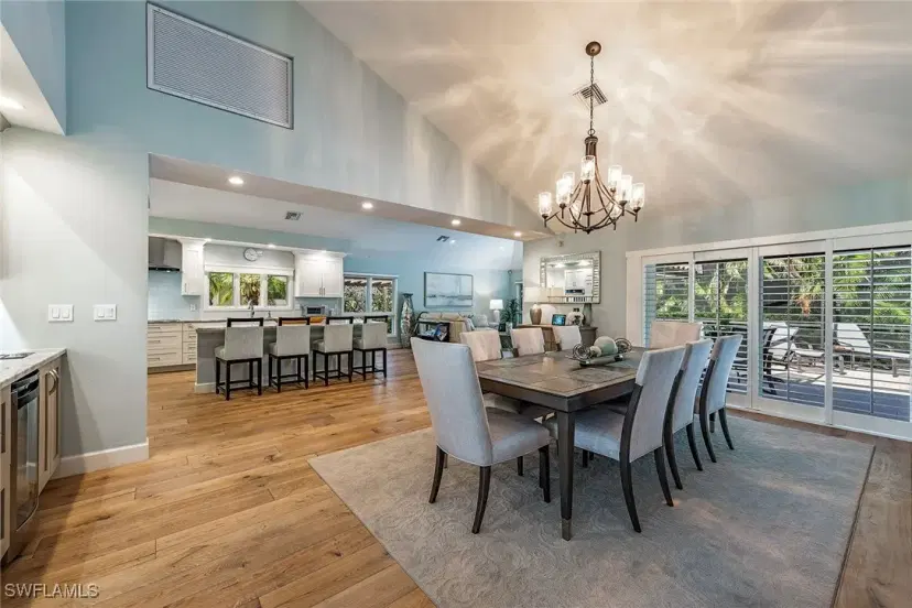 Picture of 805 Pine Village Ln, Naples FL 34108