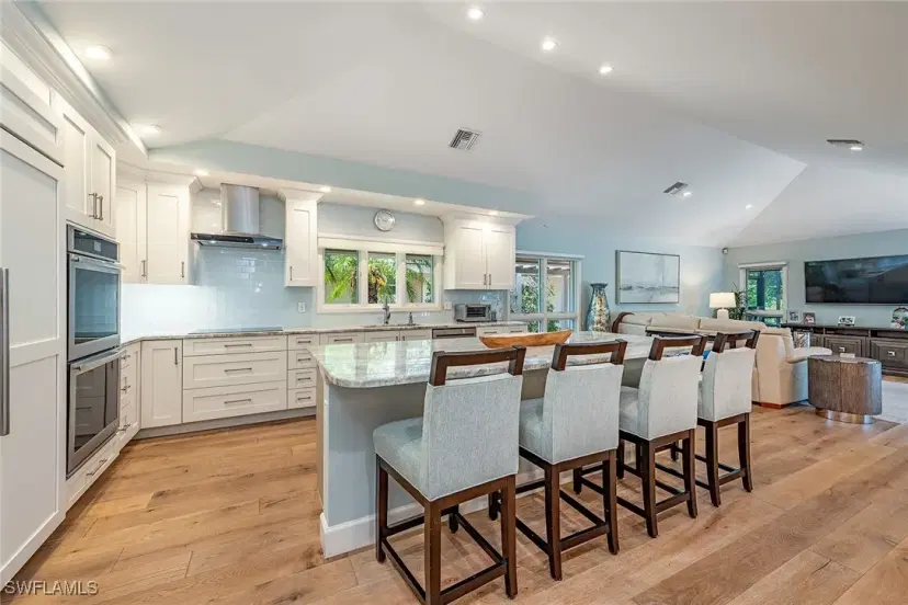 Picture of 805 Pine Village Ln, Naples FL 34108