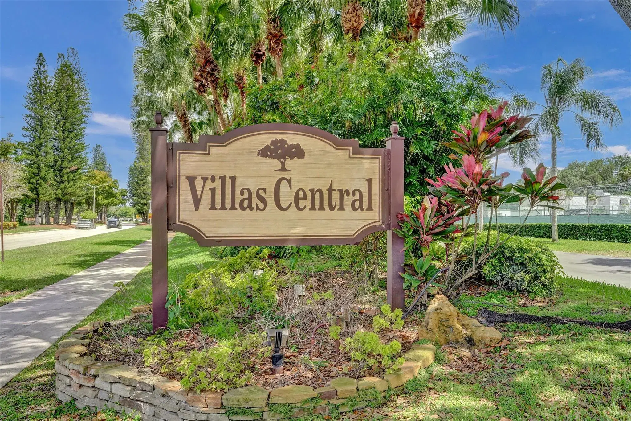 Picture of 1680 W Golfview Dr 1680, Pembroke Pines, FL 33026