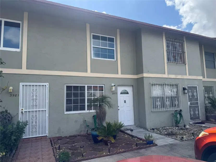 Picture of 3977 W 9Th Ln 4, Hialeah FL 33012