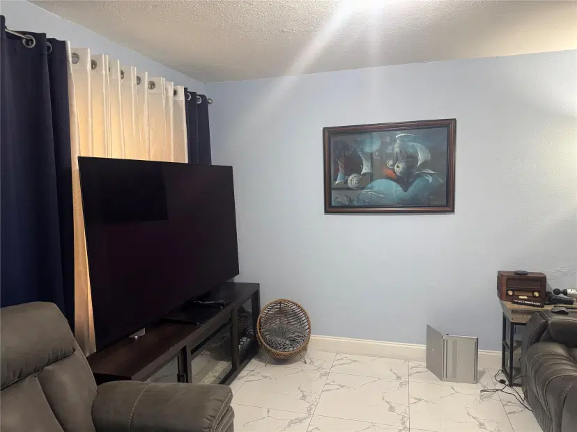 Picture of 3977 W 9Th Ln 4, Hialeah FL 33012