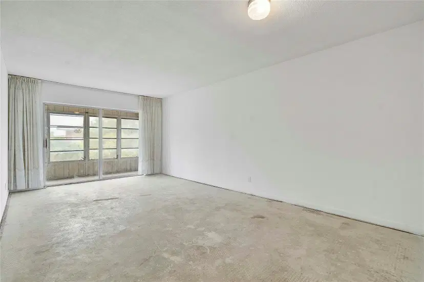 Picture of 2900 NW 47Th Ter 303B, Lauderdale Lakes FL 33313