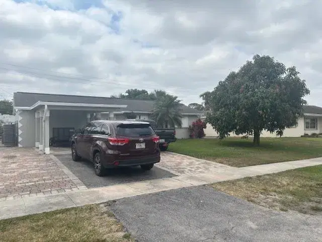 Picture of 4896 Royal Court S, West Palm Beach, FL 33415