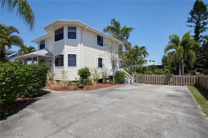 Picture of 8225 Harrisburg Dr, Fort Myers FL 33967