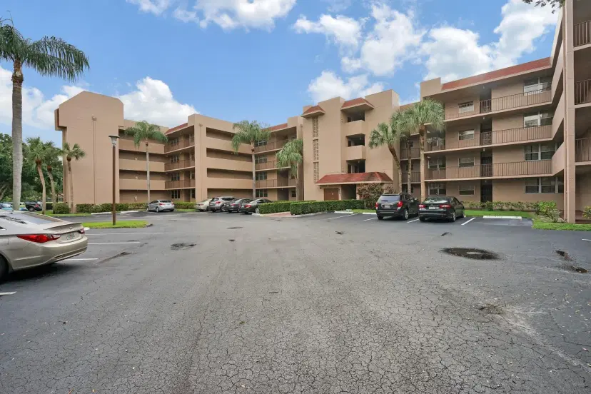 Picture of 9510 Seagrape Dr 301, Davie FL 33324
