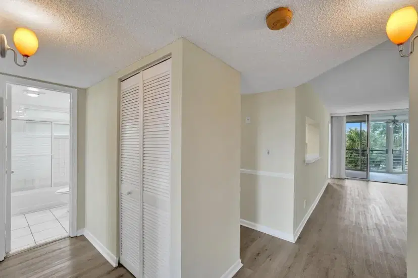 Picture of 9510 Seagrape Dr 301, Davie FL 33324