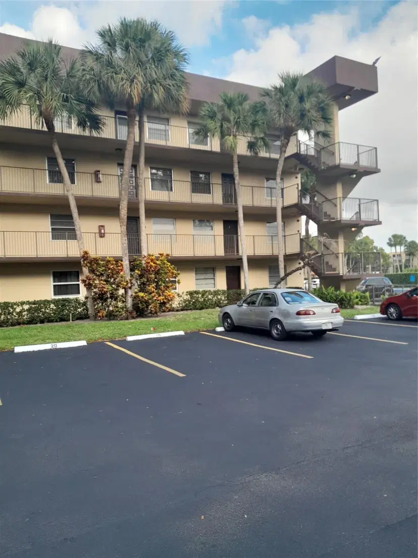 Picture of 3321 NW 47Th Ter 335, Lauderdale Lakes FL 33319