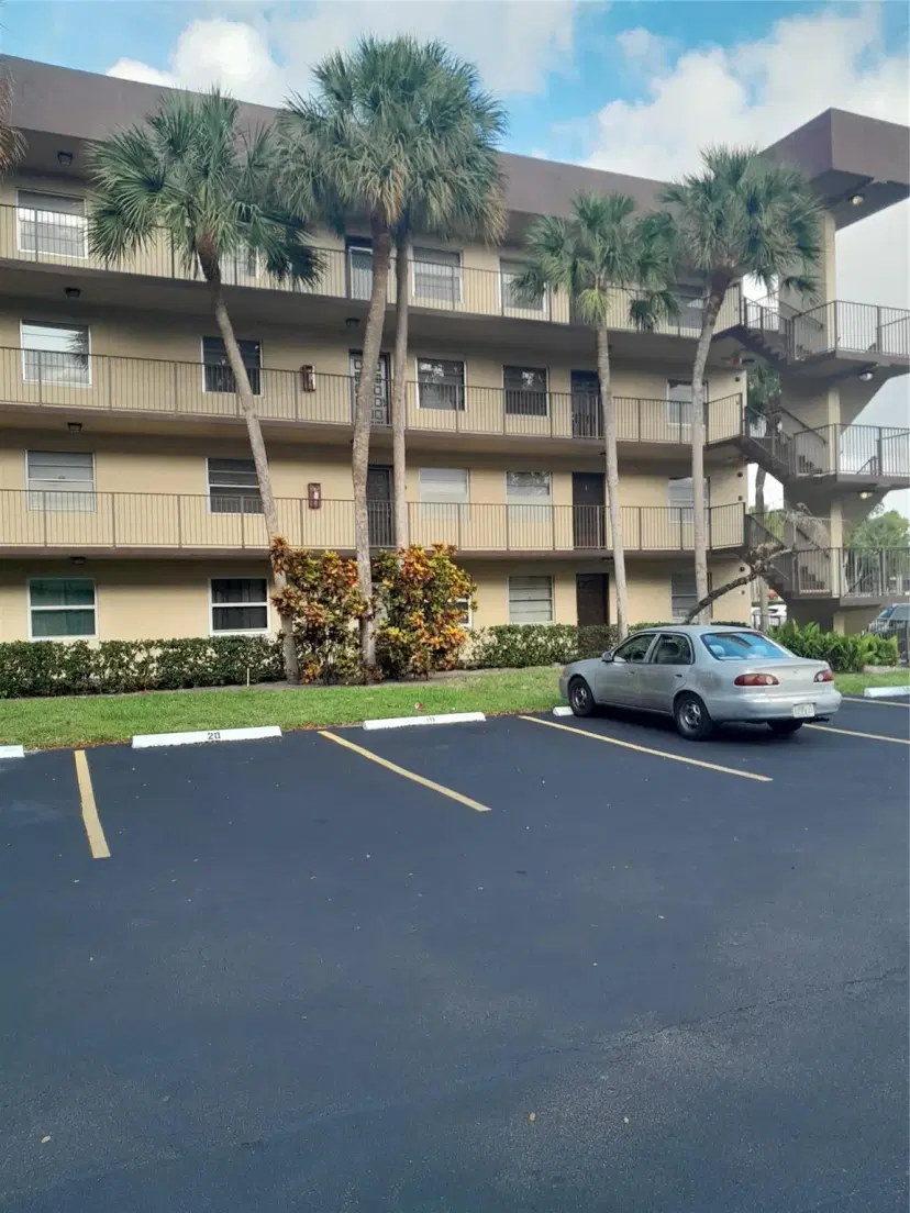 Picture of 3321 NW 47Th Ter 335, Lauderdale Lakes FL 33319